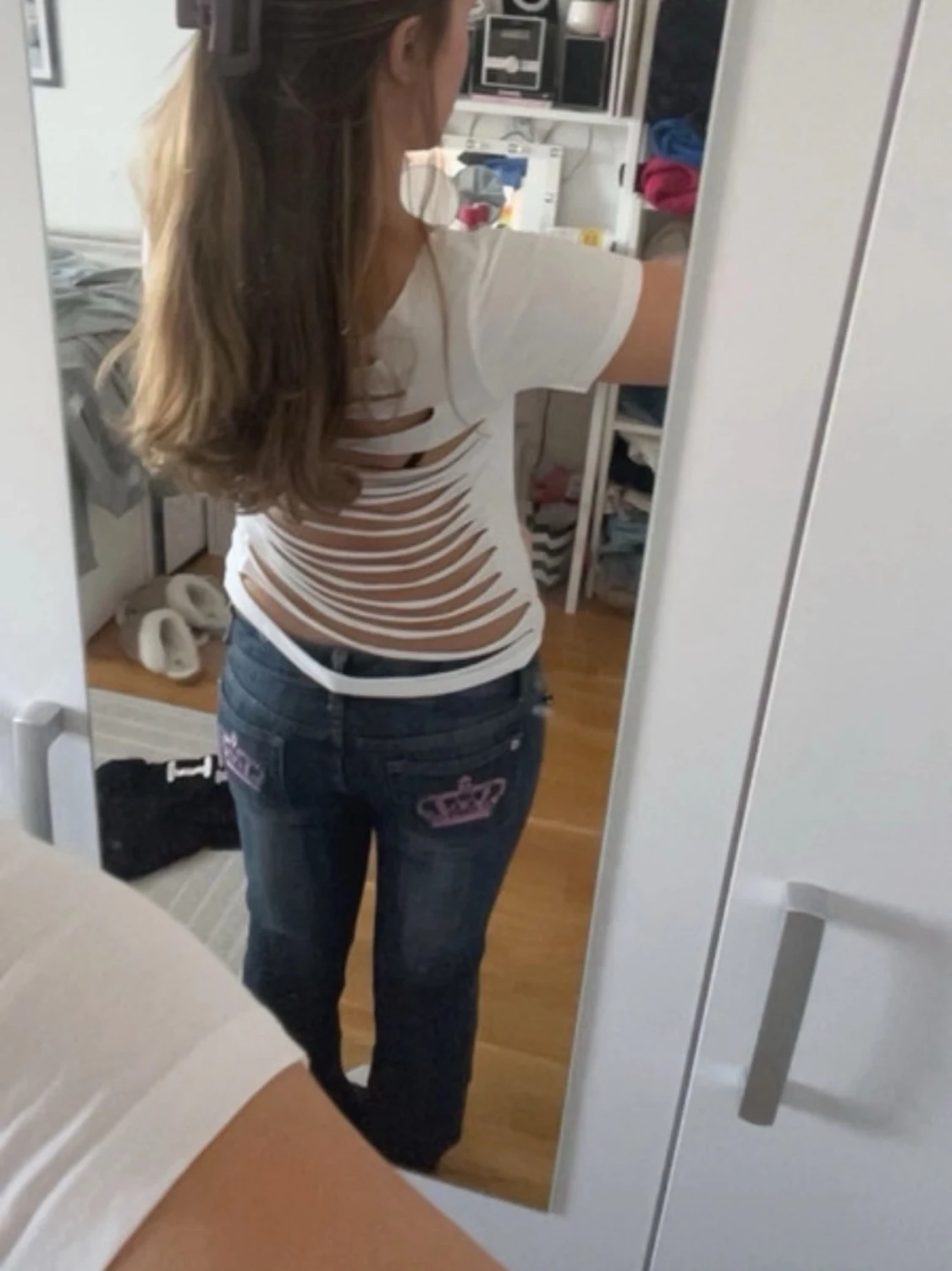 Vit t-shirt med öppen rygg och slitsar