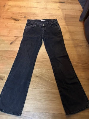 Svarta jeans från Perfect Jeans - Säljer ett par svarta bootcut jeans från Perfect Jeans i storlek 36. Jeansen har klassisk femficksdesign, raka ben och snygga fickdetaljer bak. Materialet är robust denim som ger en tidlös look.