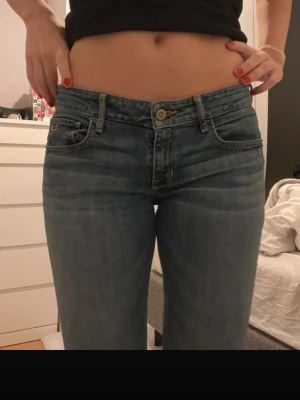 Low Waist Hollister jeans  - Skit snygga Low waist jeans från hollister, kolla sista bilden för fläcken och meddela mig för flera bilder på andra fläckar (kunde inte lägga alla pg max 7 bilder) Annars  bra skick!!!💕💕  Midjemått rakt över: 39 cm  Innerbenslängden: 79 cm