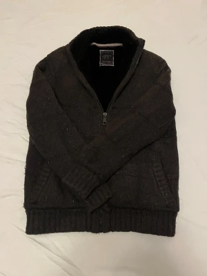 Stickad fodrad ull cardigan  - Riktigt snygg stickad fodrad cardigan i lamsullblanding, varm och skön, perfekt nu under kallare tider och under våren. Snygga detaljer i tyget och schyssta fickor. Den är i bra skick, storlek XL men sitter mer som M/L. Skriv vid minsta intresse, pris kan alltid diskuteras vid smidig affär 😀