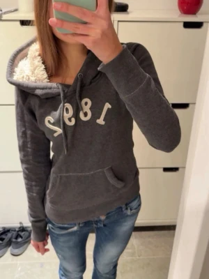Abercrombie fitch hoodie fodrad - as cool grå Abercrombie & fitch hoodie fodrad i luvan! Storlek S! Inga defekter!