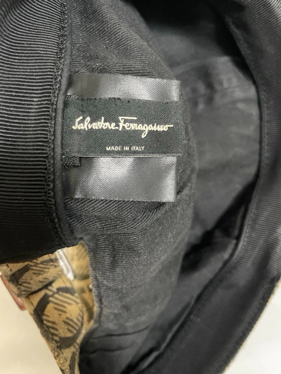 Beige mönstrad keps från Ferragamo - 2