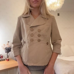 Beige jacka - Superfin beige vårjacka! Står ingen storlek men den är stor på mig som brukar ha xs-s💛