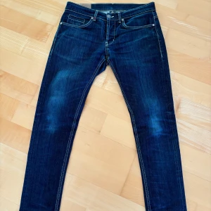 Dondup jeans - Superfina blåa Dondup jeans i storlek w35. Sjukt snygga och skicket grymt. 44 cm breda och runt 100 cm långa. Tveka inte att höra av er vid minsta fråga eller fundering och pris ej hugget i sten😃