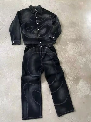 Y2K 2000s Jeans set - Full sett-1100kr Jacka-700kr Jeans 700kr Svart jeansjacka med coola, vita kontrastsömmar i ett abstrakt mönster. Jackan har klassisk krage, knappar framtill och långa ärmar. Byxor som matchar jackan. Materialet är robust denim som ger en edgy vibe. Perfekt för dig som vill sticka ut med en unik look. Skriv för mått. 