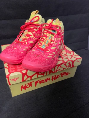 Puma MB.01 LaMelo Ball sneakers 42.5 - Säljer ett par Puma MB.01 LaMelo Ball sneakers i storlek 42.5. Skorna har en galen design med neonrosa och ljusgula färger, grafiska mönster och snörning. Ovandelen är i syntetmaterial och sula med coolt tryck. Boxen medföljer och har samma unika stil.