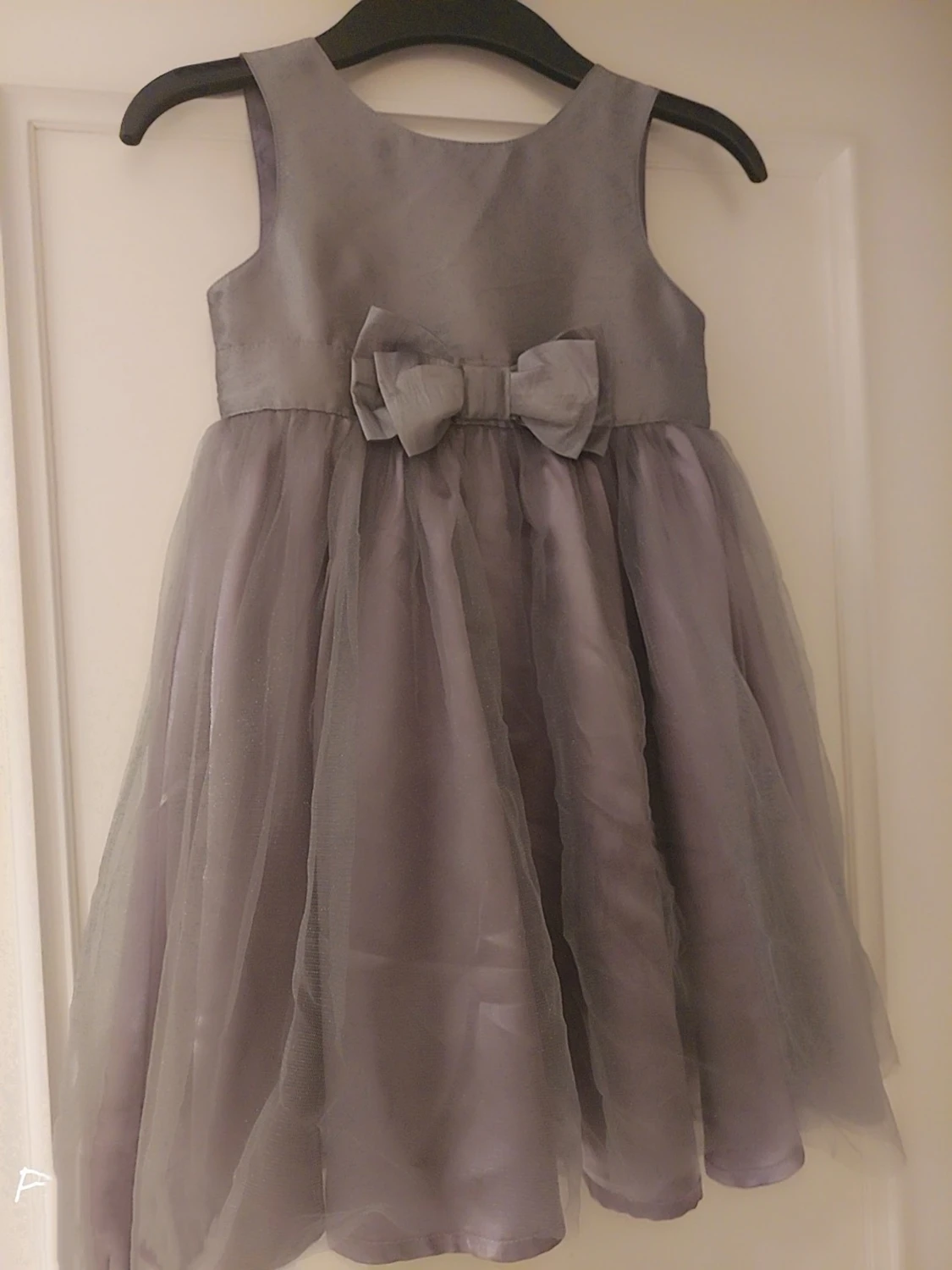 Grå ärmlös klänning med rosett ,4-5år
