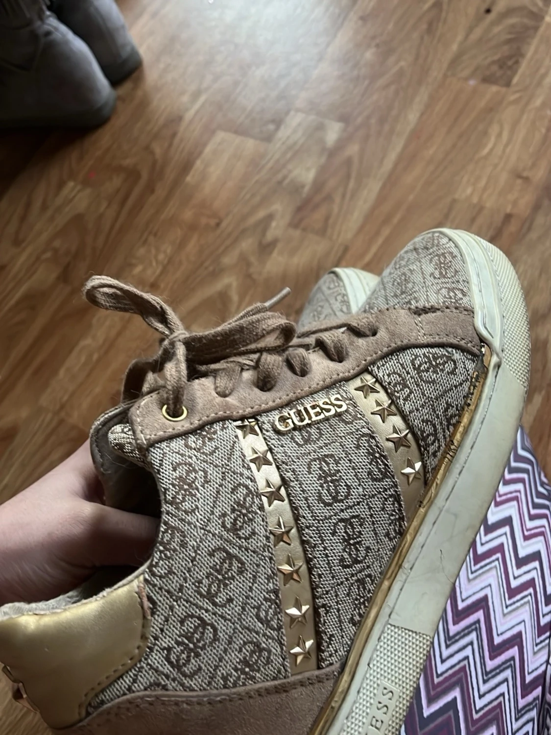 Beige sneakers från Guess med mönster - 1