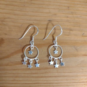 Silverörhängen med stjärnor - hängande stjärnor - 925 sterling silver - Silverörhängen med stjärnor ✨ Krokarna är stämplade 925. Knappt använda. Kan skickas med ett frimärke (22 kr).