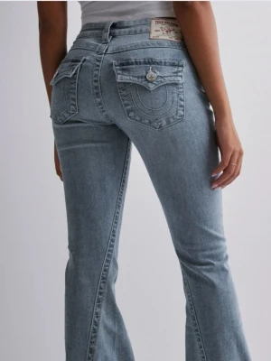 True religion flare jeans - Lågmidjade flare jeans från True religion i modellen ”joey” strl w27 (ungefär S)💕 slita längst ner (se bild), använda!