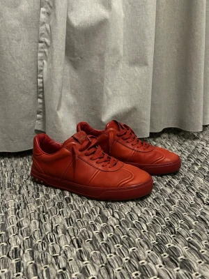 Röda Valentino Flycrew - Snygga Valentino Flycrews. Skick 9/10 Inga defekter. Ingår: Skorna, Box, Valentino papper          ,   🟥Kontakta gärna mig om du har frågor🟥