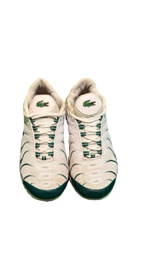 Nike Air Max vita och gröna sneakers - Nike Air Max sneakers i vitt och grönt med mesh- och syntetmaterial. Skorna har tydliga gröna detaljer längs sidorna och snörningen, samt den klassiska synliga Air-sulan. Swoosh-logga på sidan och vågiga linjer ger en sportig vibe.