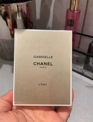 Chanel Gabrielle L'Eau 50ml - Ny obruten förpackning   CHANEL GABRIELLE L'EAU 50ml  En frisk, fruktig och blommig komposition som skapats kring fyra blommor: exotisk och intensiv jasmin, strålande och fruktig ylang-ylang, fräsch och gnistrande apelsinblomma och krämig och mycket feminin tuberos från Grasse. Nypris 1522kr