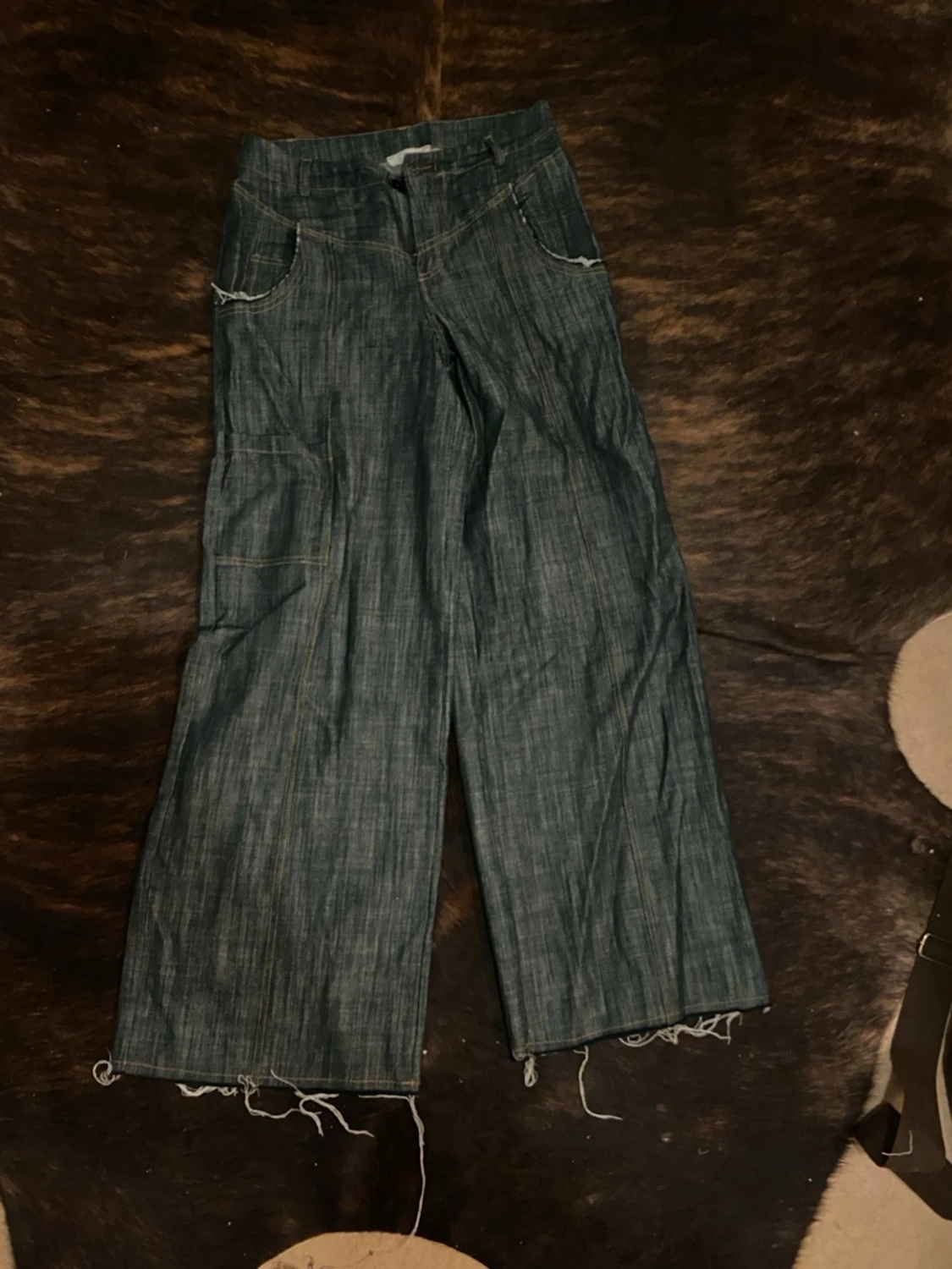 Blå wide jeans med rå kant