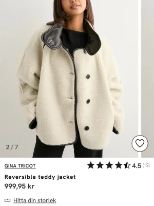 Beige teddyjacka från Gina Tricot - Säljer en oversized beige teddyjacka från Gina Tricot med svarta detaljer och stora knappar. Jackan är vändbar och har hög krage samt lång ärm. Materialet är mjukt och fluffigt, perfekt för kyliga dagar. Snygg kontrast med svarta kanter och detaljer.Varm fluffig jacka med insida av skinn den är vänd bar så man kan använda båda sidor. Jag har använt den 4 gånger och gillar inte stilen på mig så säljer den för halva priset den ser exakt ut som bilden och jag behöver pengar.