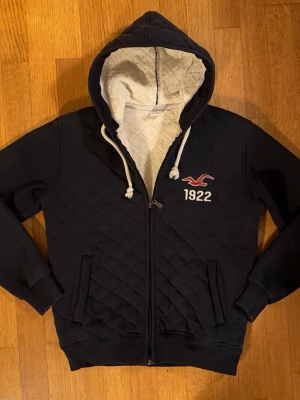 Hollister 1922 vintage fur zip(sällsynt) - En riktigt go och varm zipup med päls över hela insidan!🤩 Hollister zipen passar helt perfekt inför vinter och höst! Sjukt snygg med go passform, storlek S, passar folk mellan ca 166-176cm. På bilden är jag 176 lång. Har ett hål inuti fickan som syns på bilden, dock helt osynligt från utsidan och påverkar inte fickans funktion😁! Annars i väldigt bra skick! Var inte rädda att skicka prisförslag och frågor😁