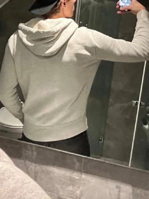 Zip hoodie - Köpte denna i nyskick från en person säljer den till min bror men han gillade inte den så säljer den. Kan byta  