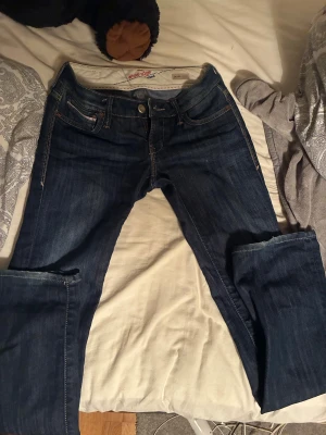 Mörkblå jeans från Mavi White Edge - Snygga mörkblå jeans från Mavi White Edge, modell Olivia med låg midja och straight leg. Storlek xs eller 25. 