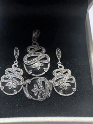 Silver 925 -  ett smyckeset med ring, örhängen och hänge i silver 925 med ormliknande mönster