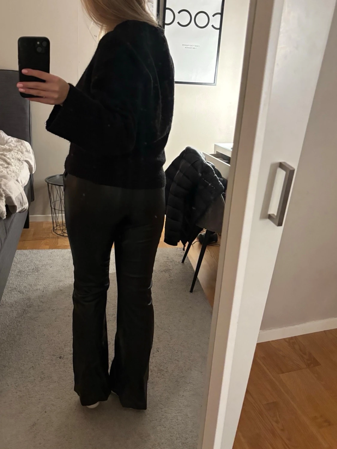 Svarta bootcut byxor i skinn  - 1