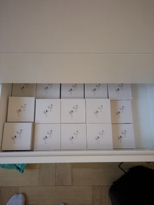 AirPods Pro - ✨ Samma kvalitet – till ett ännu bättre pris! ✨ Missa inte vår stora rea – just nu kostar produkten endast 279 kr  🎁 Fri frakt hela vägen fram till jul! 1-3 dagars leveranstid  Självklart erbjuder vi enkla returer om du inte skulle vara helt nöjd  📩 Skicka ett PM till mig så berättar jag mer och hjälper dig vidare!