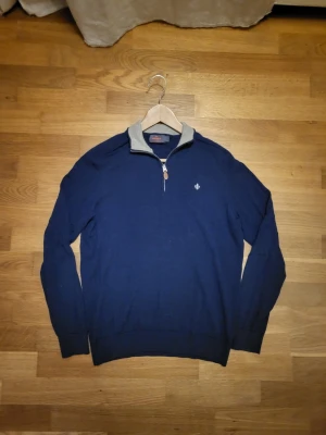 Marinblå merinoulltröja från Morris - Snygg marinblå långärmad tröja från Morris i 100% merinoull. Skriv vid fler frågor👍