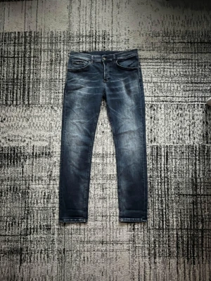 Dondup George Jeans - |Dondup George Jeans| | Storlek: 34| Skick: 9/10| Medföljer: inget| Frågor eller funderingar tveka inte på att höra av dig!