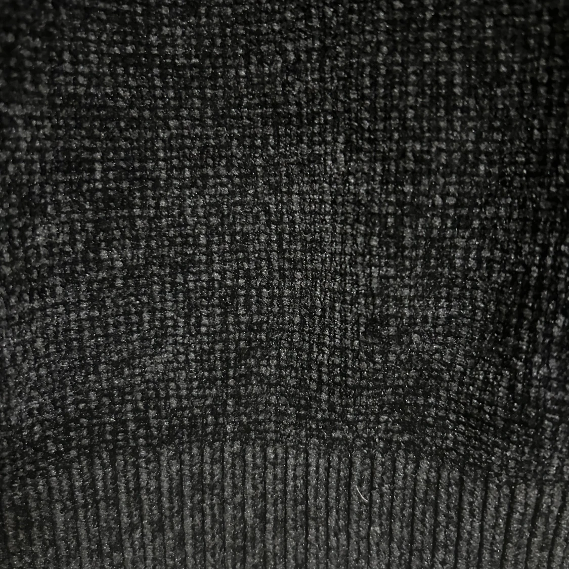 Svart stickad tröja med v-ringning - 2