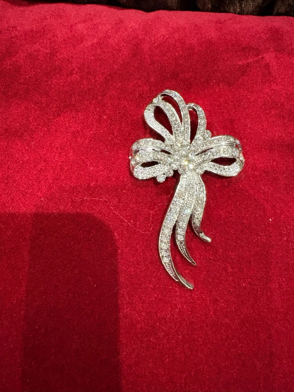 Silvrig rosettformad brosch med strass - 1