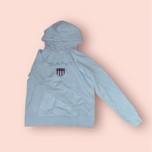 Gant hoodie - Hej! Säljer nu min gant tröja då den inte passar mig länge. den är i perfekt skick och den fungerar i både vinter och sommaren. Snabb frakt📦🚚 