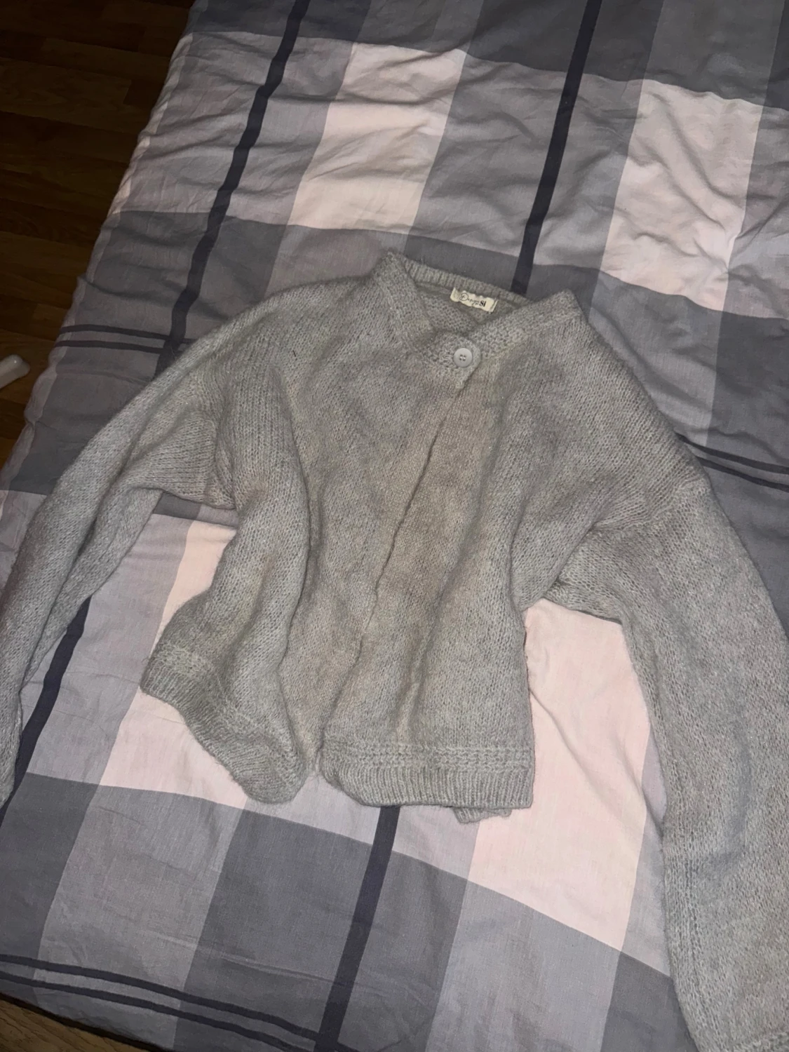 Grå stickad kofta från Design by Si - 1