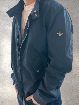 J.Lindeberg Jacka - Mörkblå J.Lindeberg jacka. Storlek L. Jag bär egentligen storlek S så den är lite stor på mig på bilden. Inga deffekter alls. Priset är inte slaget i sten! 