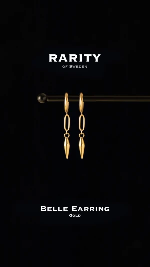 Belle Earring - Gold: Unika guldiga örhängen med nitar - Otroligt snygga örhängen med nitar i rostfritt stål!! Örhängena är i fin guldig färg och passar så bra för att piffa upp en outfit och lägga till en extra detalj🪽Likt alla andra våra smycken tål dessa örhängen vatten och håller sitt glans länge!! Vid frågor eller funderingar - välkommen att skriva till oss🪽