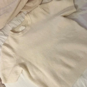 Beige stickad tröja från H&M - Mysig beige stickad tröja från H&M i storlek S. Tröjan har korta ärmar🤍jätte fint skick endast använd 1 gång!