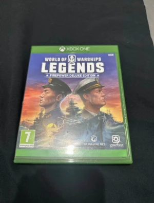 World of Warships: Legends Firepower Deluxe Edition (Xbox One) - World of Warships: Legends Firepower Deluxe Edition till Xbox One. Spelet och fodralet är i gott skick, komplett med skiva och originalomslag. Perfekt för dig som gillar strategiska sjöslag och actionfyllda spelupplevelser.