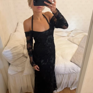 Balklänning i spets - Den snyggaste svarta balklänning jag sett!!! Banden går att knyta så de korsas i ryggen också men jag lyckades inte knyta så på mig själv, så man kan göra så som på bilderna också❤️❤️❤️❤️står ingen storlek men liknar 38 skulle jag säga!