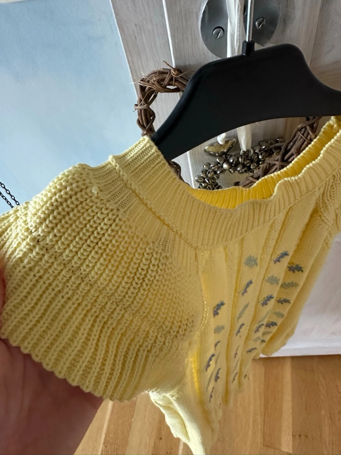Gul stickad ärmlös tröja med blommor - 2
