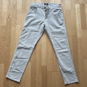 Ljusgrå chinos från Cavaliere - Ett par riktigt fräscha och helt oanvända beige/gråa chinos från Italienska märket Cavaliere med klassisk femficksdesign och raka ben i St W31 L30 för endast 650kr! Nypris 3700kr. 