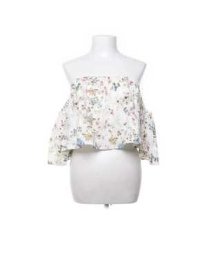 Zara topp - As snygg topp ifrån Zara som inte finns kvar på hemsidan längre❤️❤️ Endast använd en gång och köpt på Sellpy i nyskick!!🥹