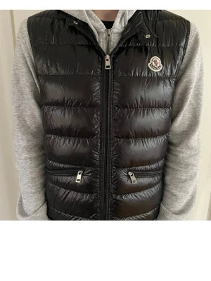 Moncler GUI väst - Äkta väst! Säljer då den blivit för liten för mig och jag ska köpa ny. Skickas i lådan, kvitto finns.
