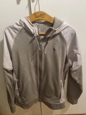 Hoodie Under armour  - Hoodie Under Armour Fast pris. Inga byten.