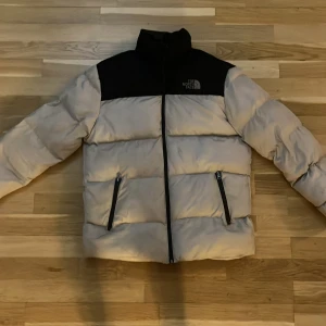 North face jacka - Jackan är i helt okej skick. Inga synliga defekter.