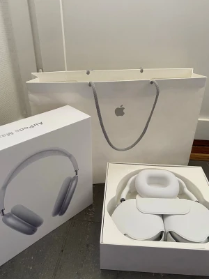 AirPods Max  - Säljer ett par Apple AirPods Max i silver, komplett med originalkartong, fodral, laddkabel och extra öronkuddar. Hörlurarna är i mycket fint skick utan synligt slitage. Fantastiskt ljud, aktiv brusreducering och premiumkänsla. Perfekt för musik, film och samtal. Snabb Leverans!