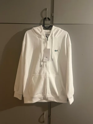Lacoste hoodie vit  - Liten i storleken annars jätte fin och skön 