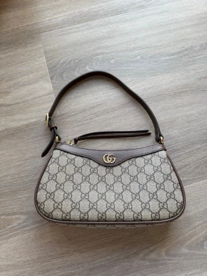 Supersnygg handväska - Så himla fin handväska! Använd några gånger men är i jättefint skick så den ser helt oanvänd ut. Axelbandet är justerbart. Skriv för frågor ❤️