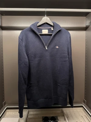 GANT - halvzip - Säljer en halvzip från gant i mörkblå färg. Tröjan är i storlek S och är i nyskick. Nypris:1400kr                        Pris kan diskuteras 