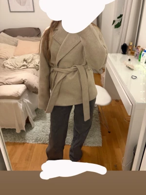 Beige  kappa från Vero Moda - En jätte fin kappa från vero Moda, den är använd och är nopprig men fungerar som den ska, nypris är ca 700kr☺️ pris kan diskuteras.