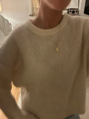 Stickad tröja - Väldigt fin stickad tröja från Other stories. Är i mycker bra skick❤️