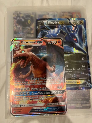 Ingen väst på bilderna - Det finns ingen väst till salu på bilderna, endast Pokémonkort i pärmar visas.