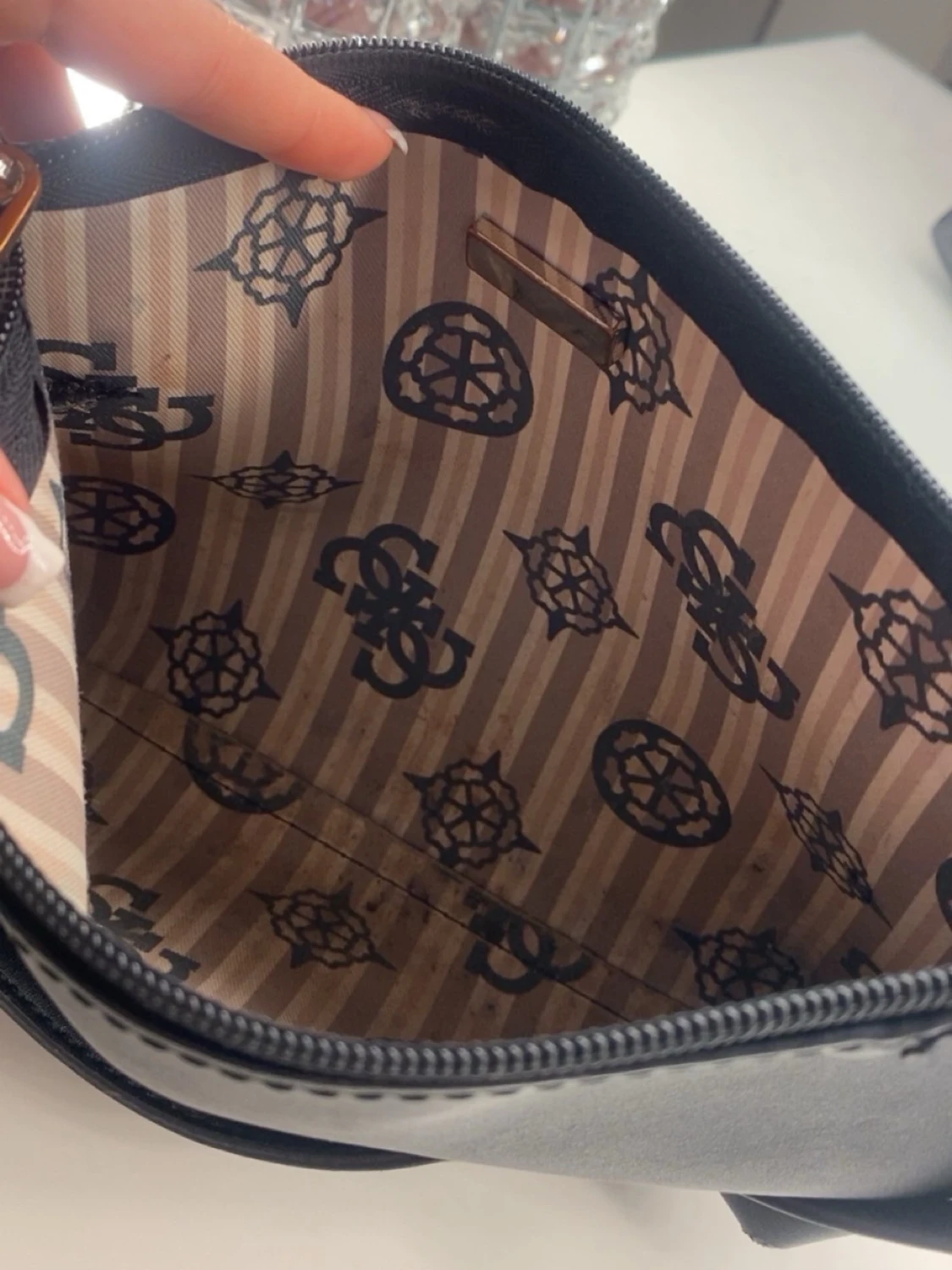 Svart axelväska från Guess - 2